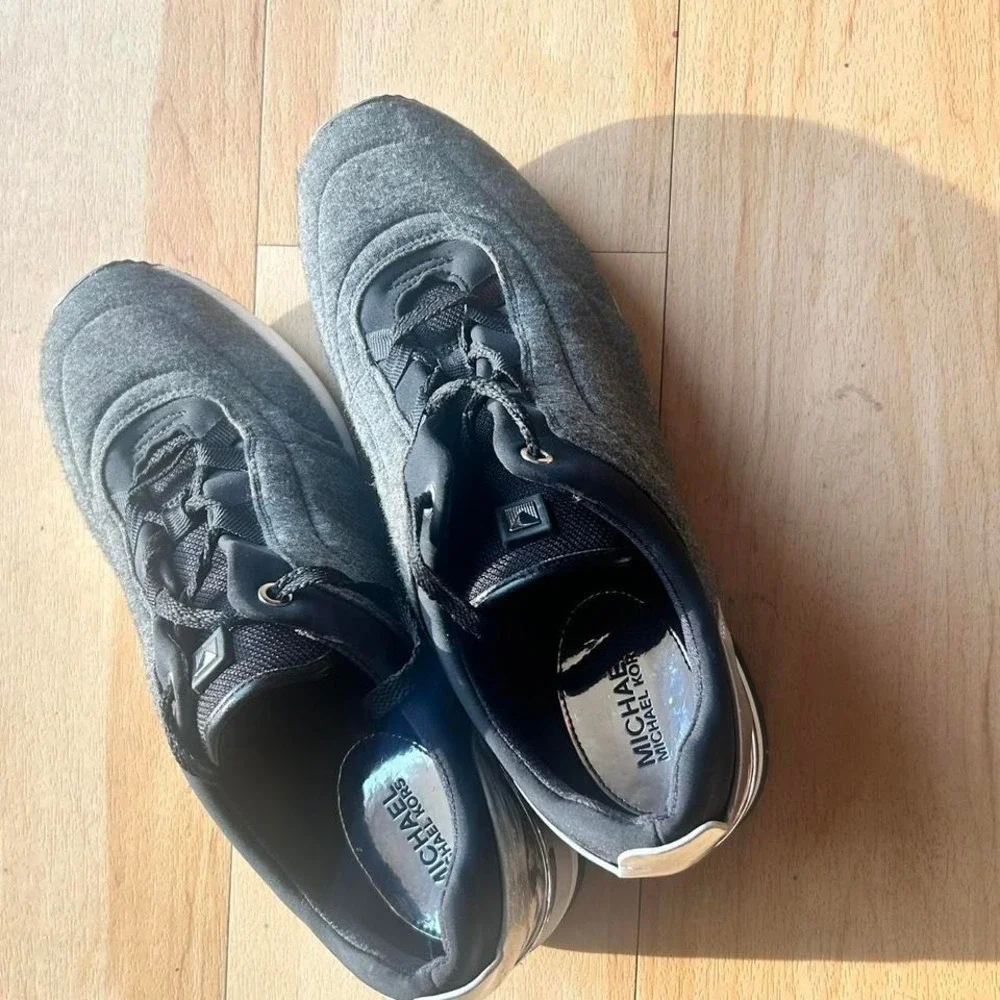 Michael Kors women's 9.5 black‎ silver animal print